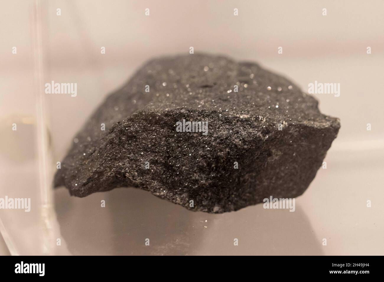Magnetit Black Collection Stone auf dem Display (selektiver Fokus). Stockfoto