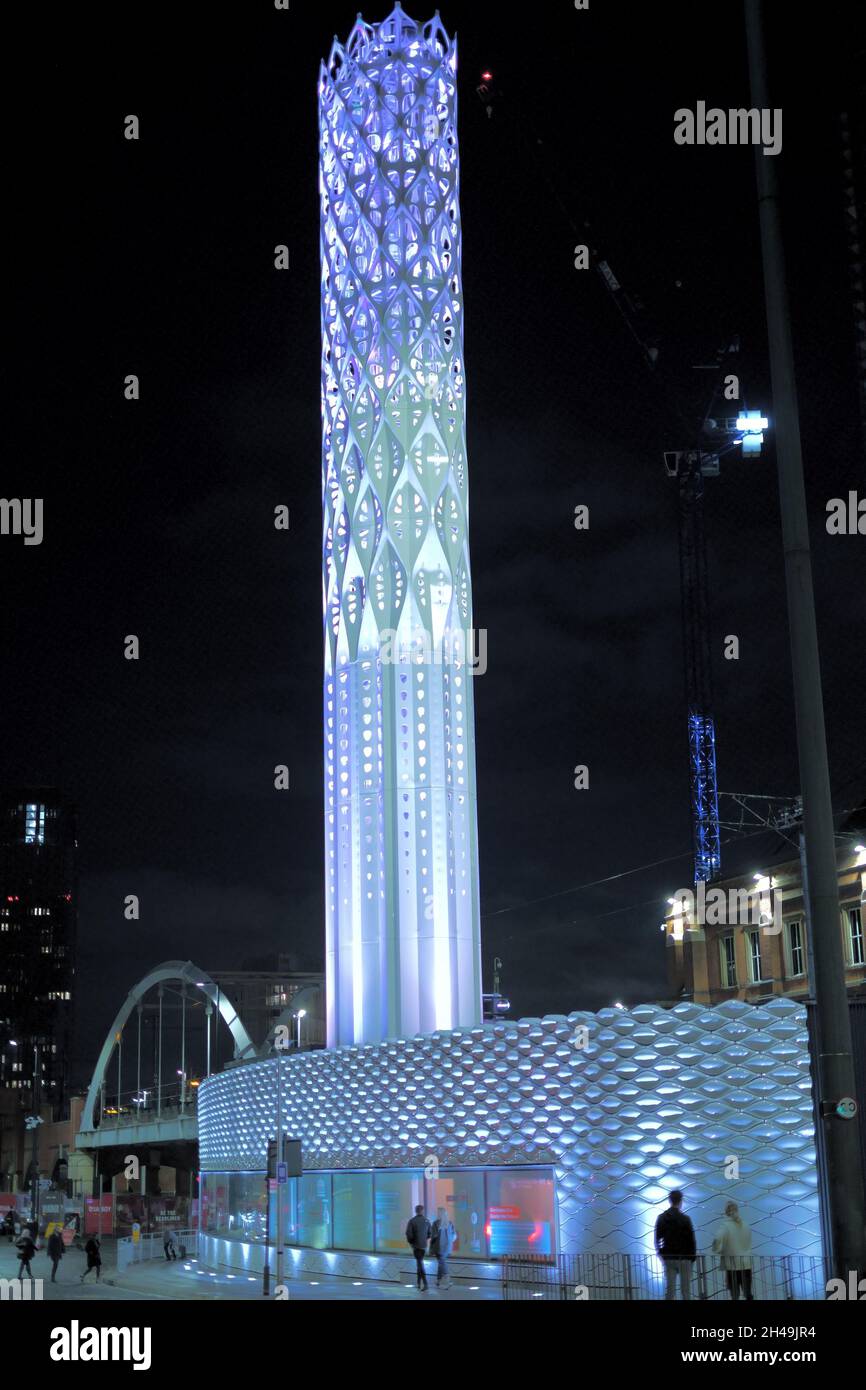 Tower of Light ist ein Schornsteinturm und façade, der das neue Vital Energi BHKW-Energiezentrum im Civic Quarter von Manchester umschließt. Stockfoto