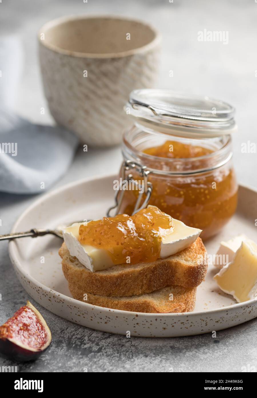 Bruschetta mit Brie-Käse und Feigenmarmelade Stockfoto