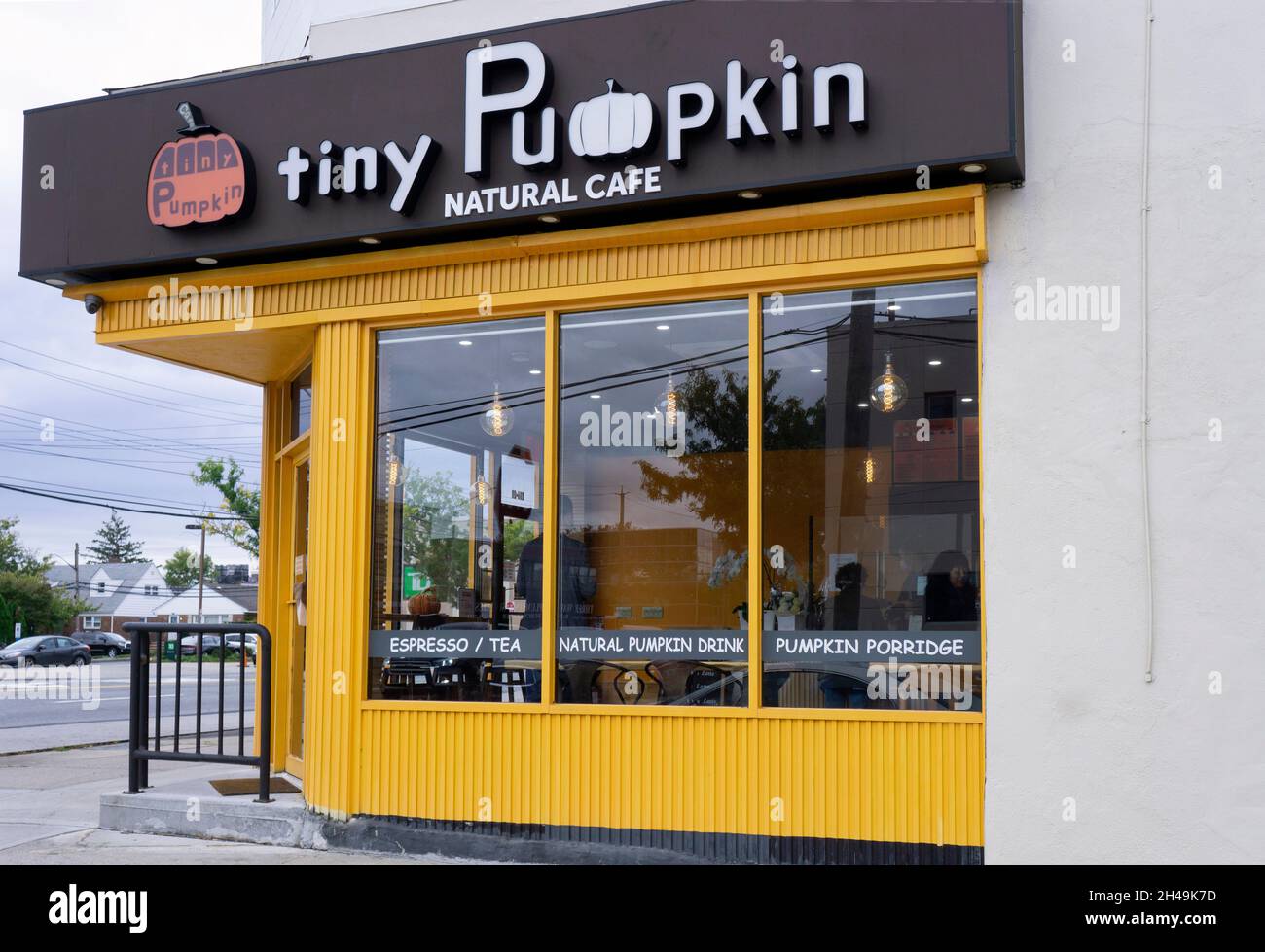 Das Äußere des winzigen Pumpkin Natural Cafe am nördlichen Bouolevard in Flushing, Queens, New York City. Stockfoto