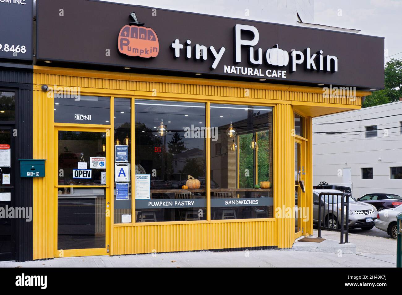Das Äußere des winzigen Pumpkin Natural Cafe am nördlichen Bouolevard in Flushing, Queens, New York City. Stockfoto
