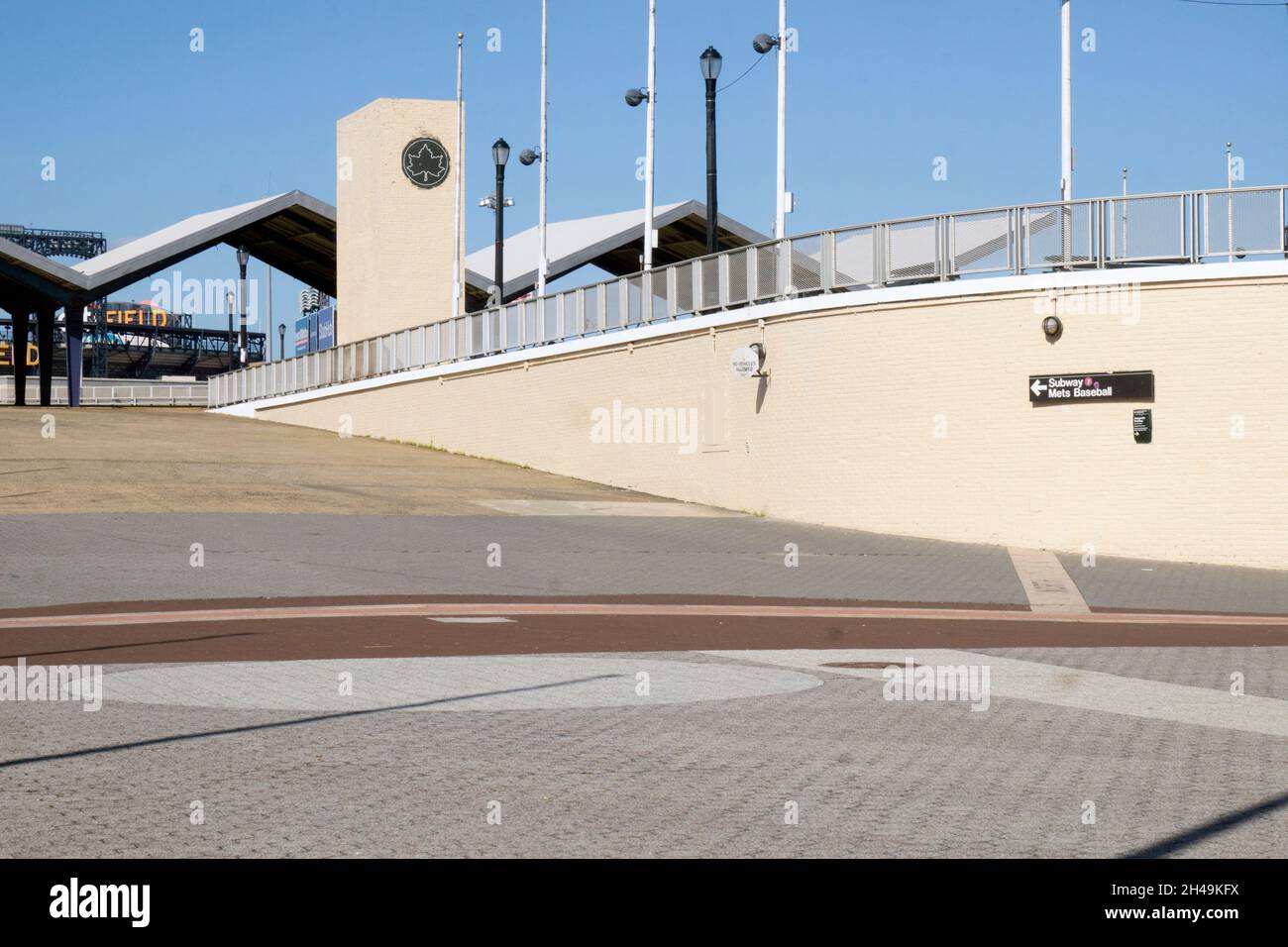 STADTLANDSCHAFT die Rampe von Flushing Meadows Corona Park zum Citi Field und der U-Bahn-Linie 7. In Queens, New York City. Stockfoto