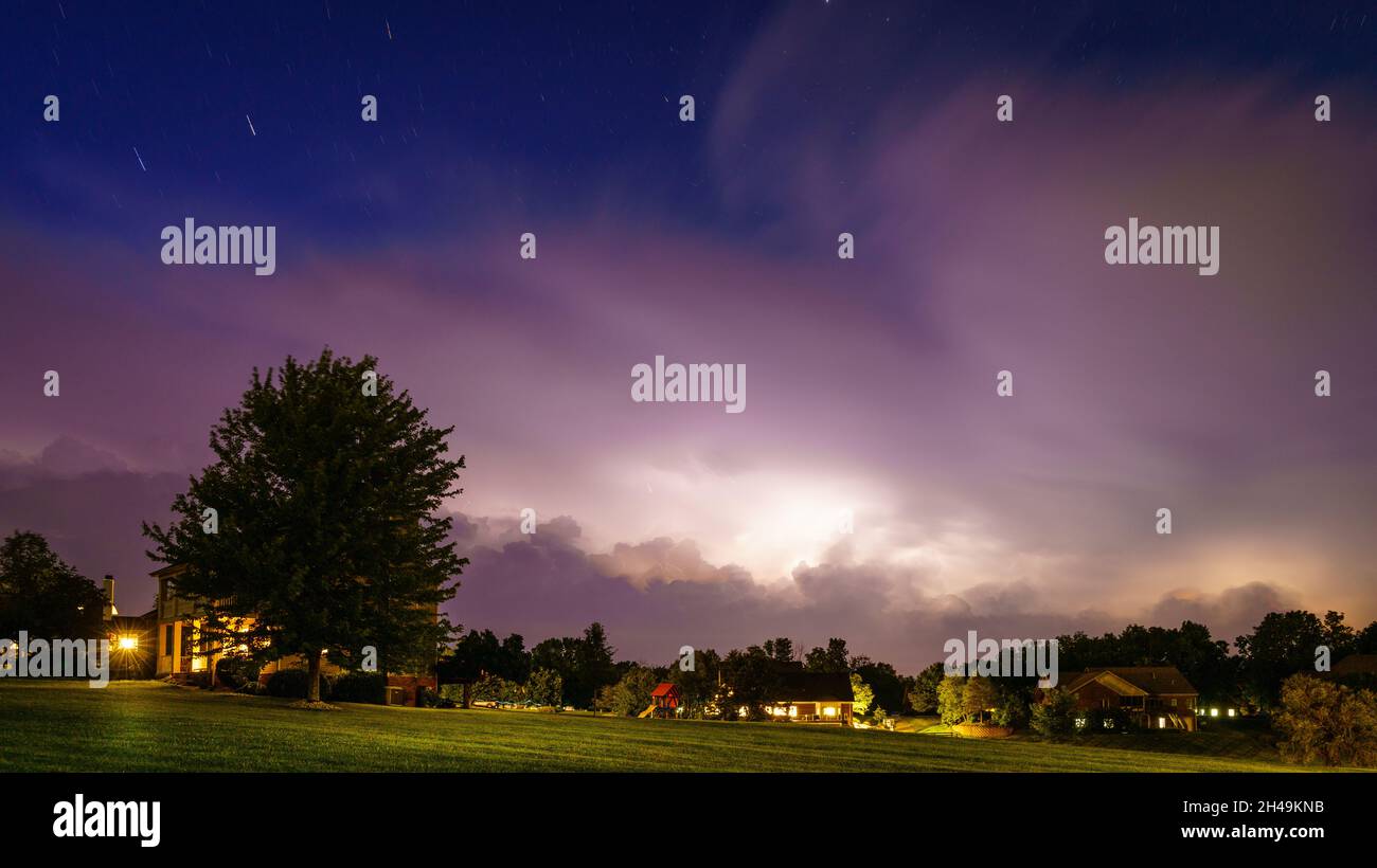 Nachtansicht eines Wohnviertels in Central Kentucky mit herannahenden Gewittern Stockfoto
