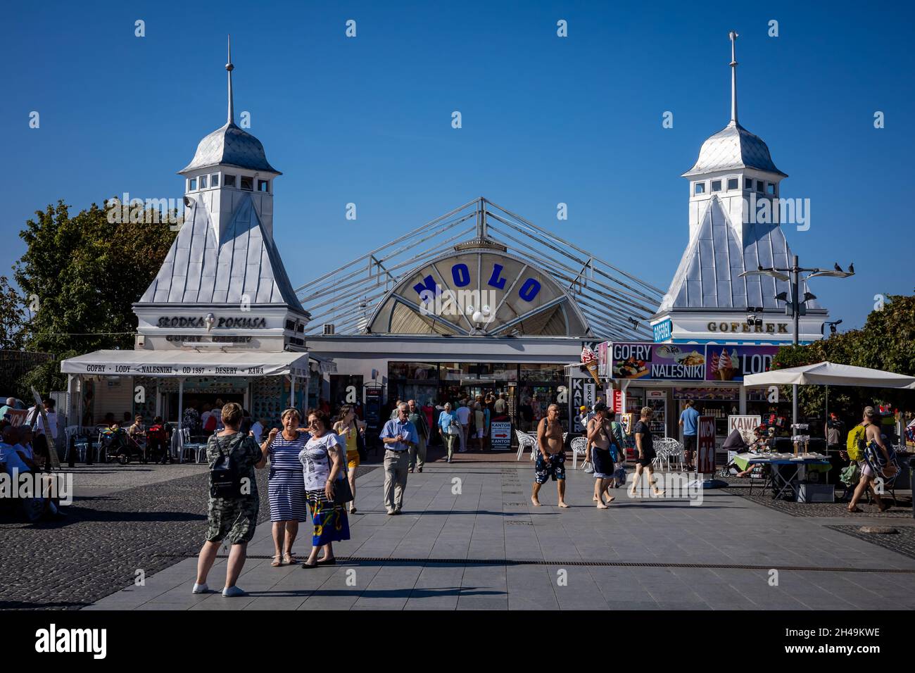 Miedzyzdroje, Polen - 10. September 2021: Fotografieren auf der Straße in einem touristischen Resort, am Eingang zum Pier. Sonniger Tag, blauer Himmel. Stockfoto