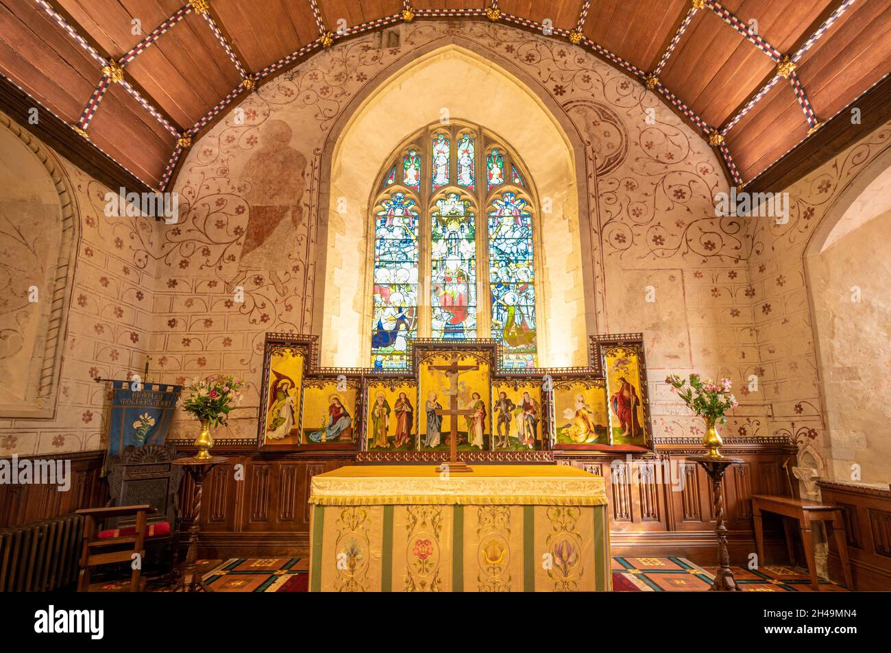 Historische Wandmalereien und Altar in der St. James' Church, Bramley Village, Hampshire, England, Großbritannien, Ein denkmalgeschütztes Gebäude Stockfoto