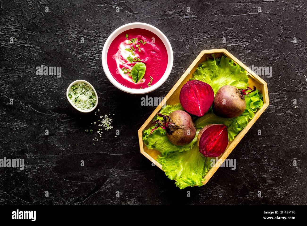 Sahnesuppe aus roten Rüben mit rohen Rübenwurzeln Stockfoto
