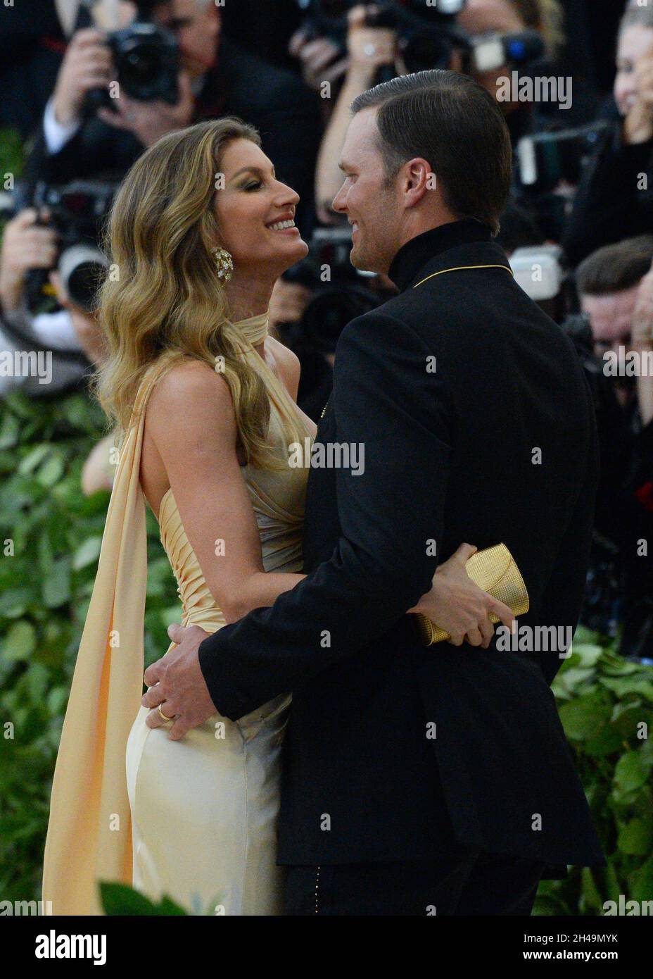 Gisele Bundchen und Tom Brady besuchen die Gala „Heavenly Bodies: Fashion & the Catholic Imagination Costume Institute“ im Metropolitan Museum of Art Stockfoto