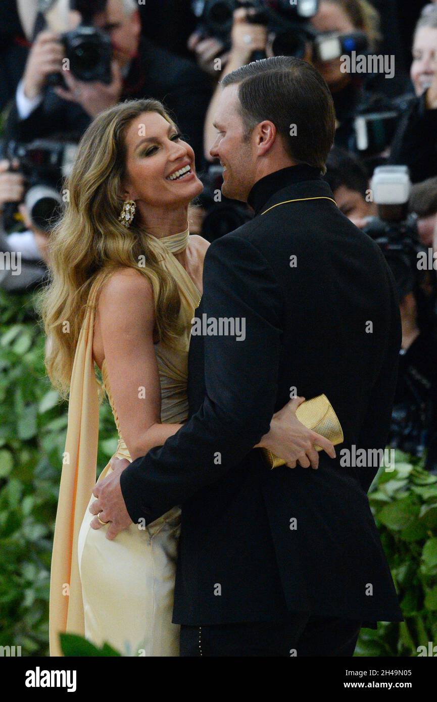 Gisele Bundchen und Tom Brady besuchen die Gala „Heavenly Bodies: Fashion & the Catholic Imagination Costume Institute“ im Metropolitan Museum of Art Stockfoto