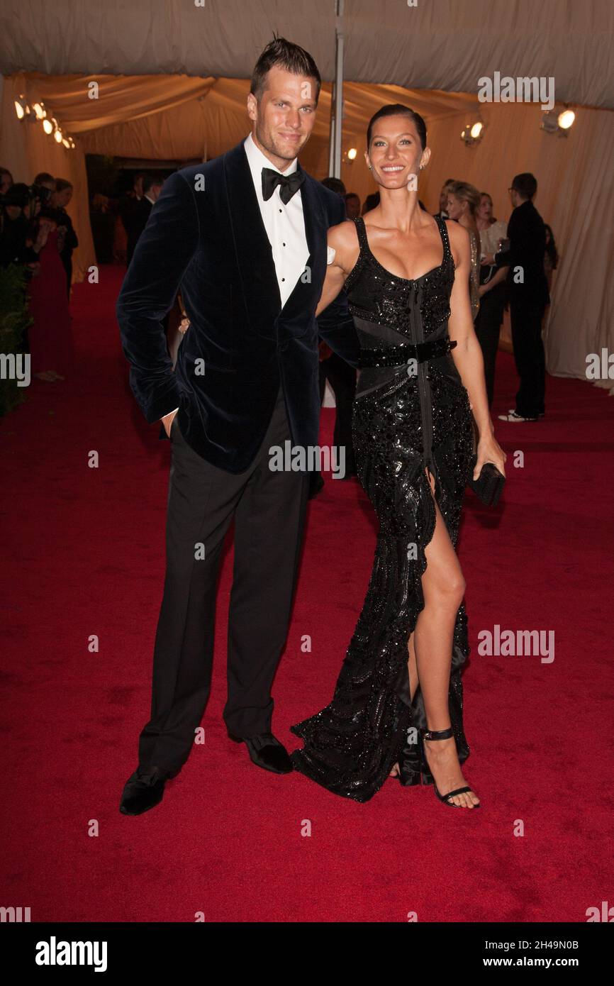 NFL-Spieler Tom Brady und Model Gisele Bundchen nehmen an der Gala des Kostüminstituts "Schiaparelli and Prada: Impossible Conversations" in der Metropolita Teil Stockfoto