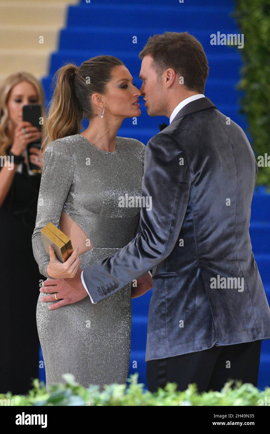 Tom Brady und Gisele Bundchen nehmen an der Gala des Kostüminstituts „Rei Kawakubo/Comme des Garcons: Art of the in-Between“ im Metropolitan Museum of Art Teil Stockfoto