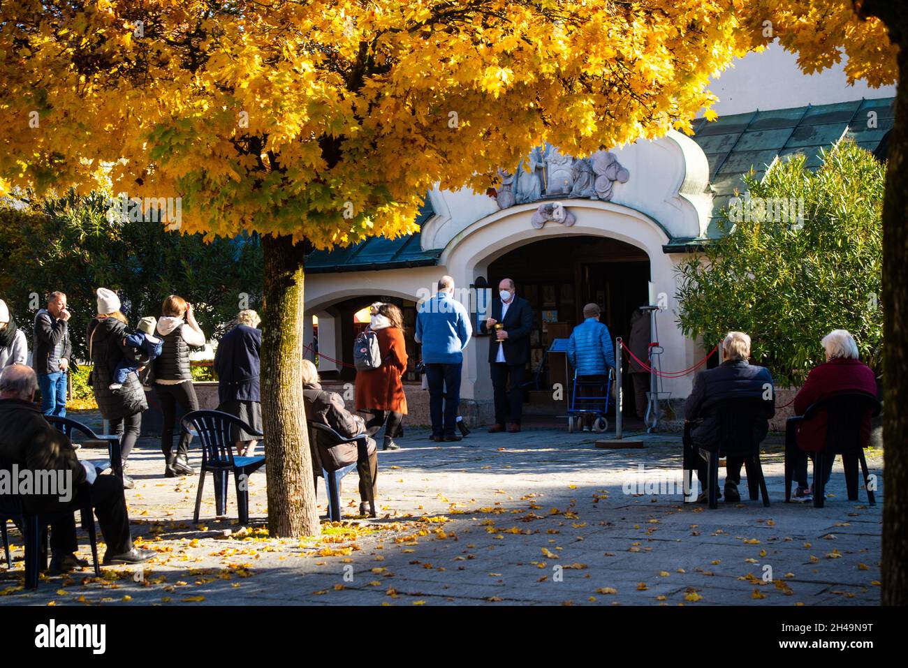 Altötting, Deutschland-Oktober 31,2021:Gemeindemitglieder erhalten Kommunion während der Heiligen Messe vor der Gnadenkapelle Kirche. Stockfoto