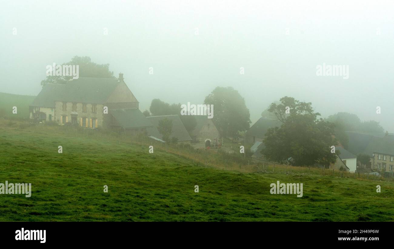 Häuser der Faythrail von Brion im Nebel, Cezallier-Hochebene, regionaler Naturpark der Vulkane der Auvergne, Puy de Dome, Auvergne Rhone Alpes, Frankreich Stockfoto
