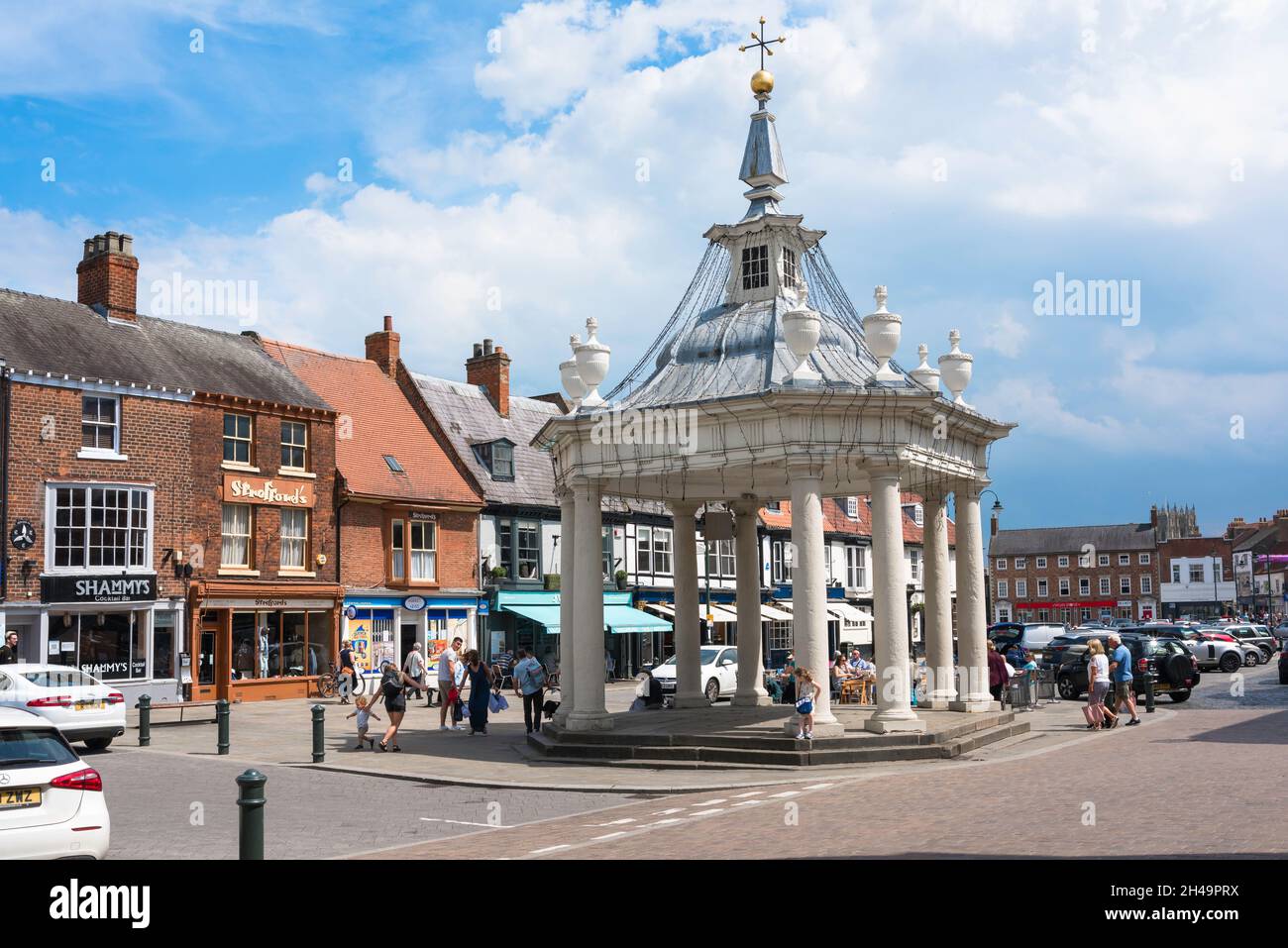 Beverley Yorkshire, Blick im Sommer auf das Market Cross im Saturday Market im Zentrum der historischen Marktstadt Beverley, Yorkshire, Großbritannien Stockfoto