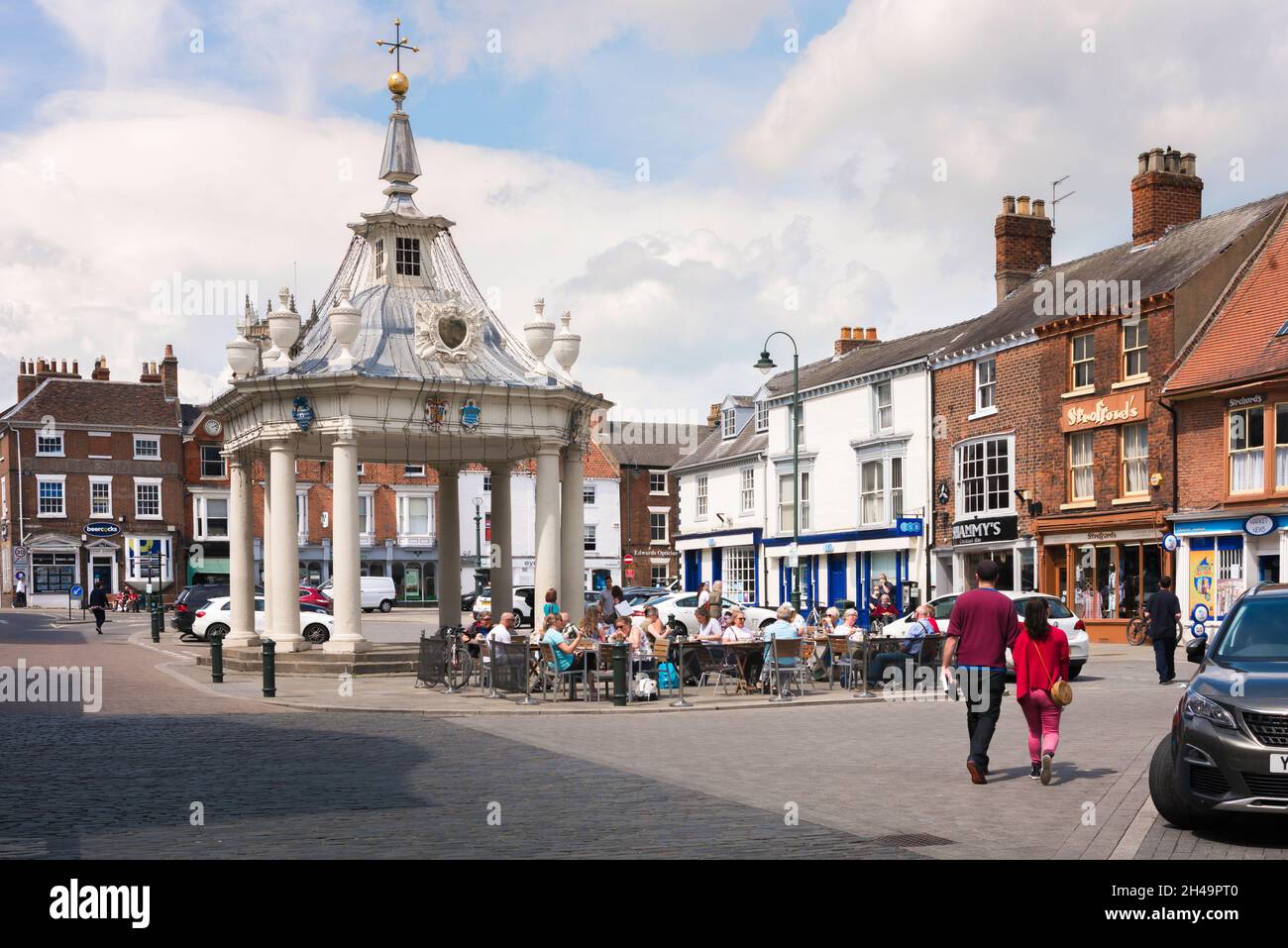 Beverley Yorkshire, Blick im Sommer auf das Market Cross im Saturday Market im Zentrum der historischen Marktstadt Beverley, Yorkshire, Großbritannien Stockfoto