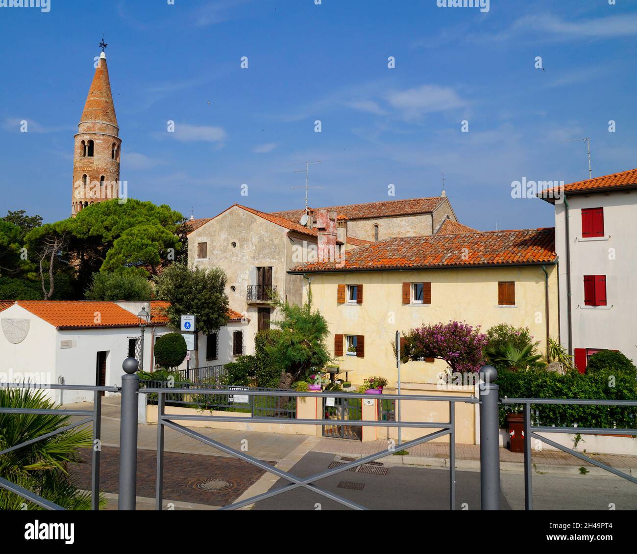mediterrane Stadt Caorle mit dem Glockenturm des Doms St. Stephen Protomartyr im Hintergrund (Norditalien) Stockfoto