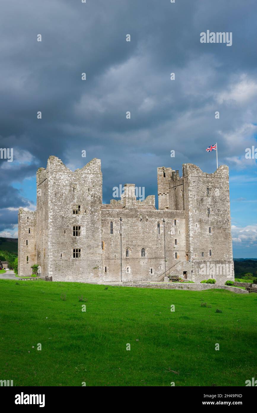 Bolton Castle Yorkshire, Blick bei dramatischem Wetter auf Bolton Castle, eine historische mittelalterliche Festung im Zentrum der Yorkshire Dales, England Stockfoto