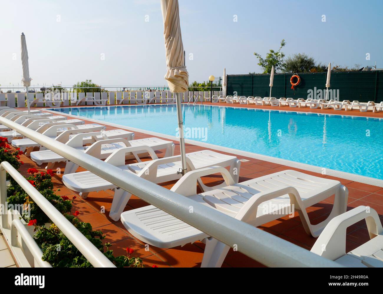 Ein schönes leeres Schwimmbad in Caorle, Italien Stockfoto