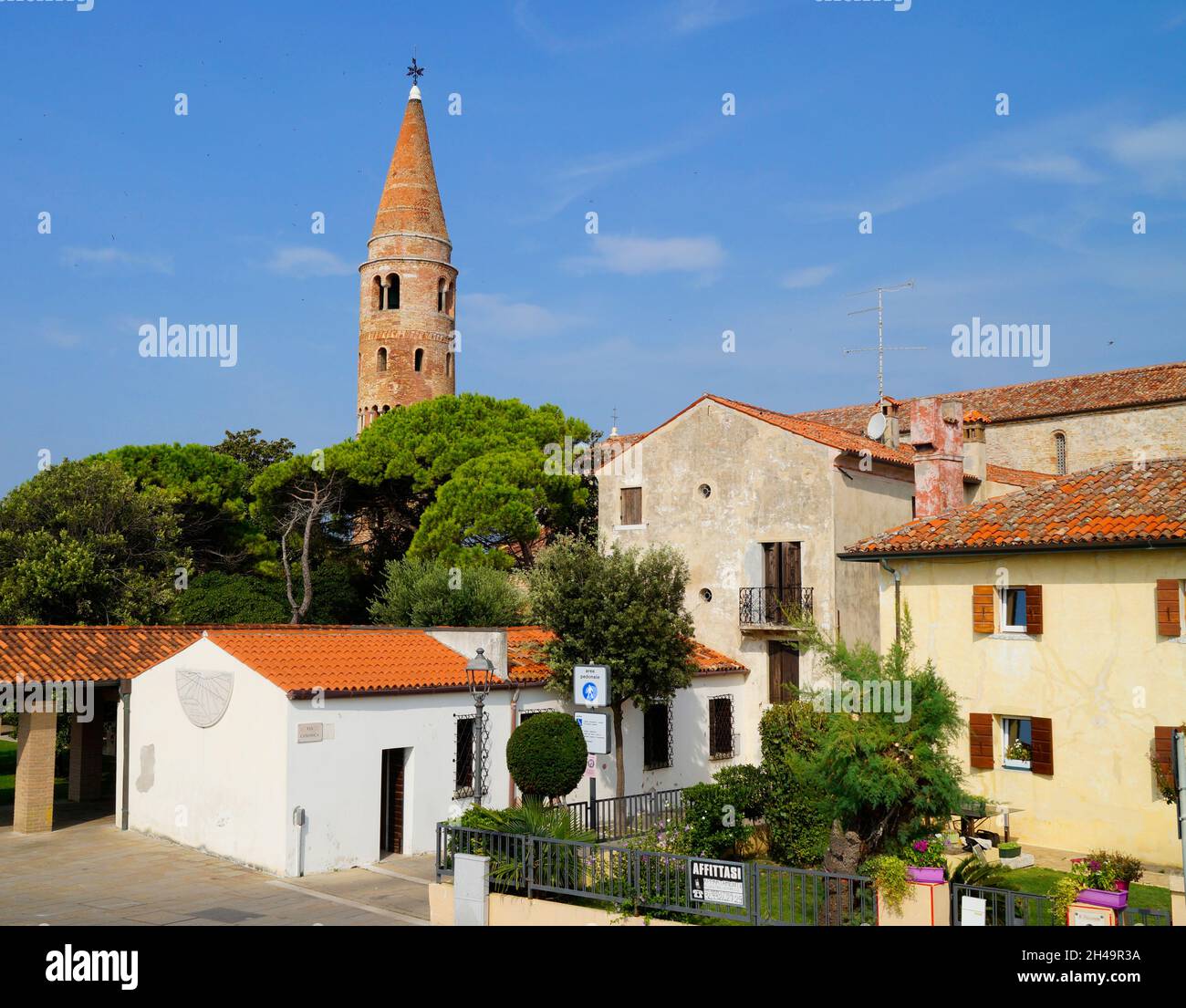 Schöne malerische Caorle Stadt mit Duomo Santo Stefano Turm (St. Stephen) in Italien (Adria) Stockfoto