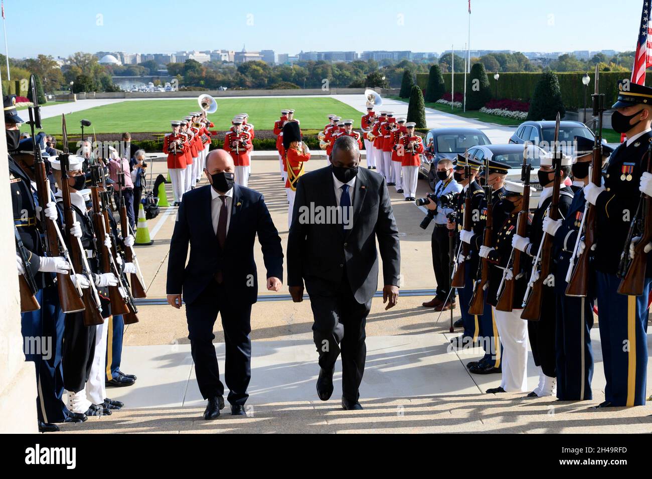 Arlington, Vereinigte Staaten von Amerika. 28. Oktober 2021. US-Verteidigungsminister Lloyd J. Austin III, rechts, begleitet den slowakischen Verteidigungsminister Jaroslav nad’ während einer Zeremonie zur Ankunft der Streitkräfte in Arlington, Virginia, im Pentagon am 28. Oktober 2021. Quelle: Lisa Ferdinando/DOD/Alamy Live News Stockfoto