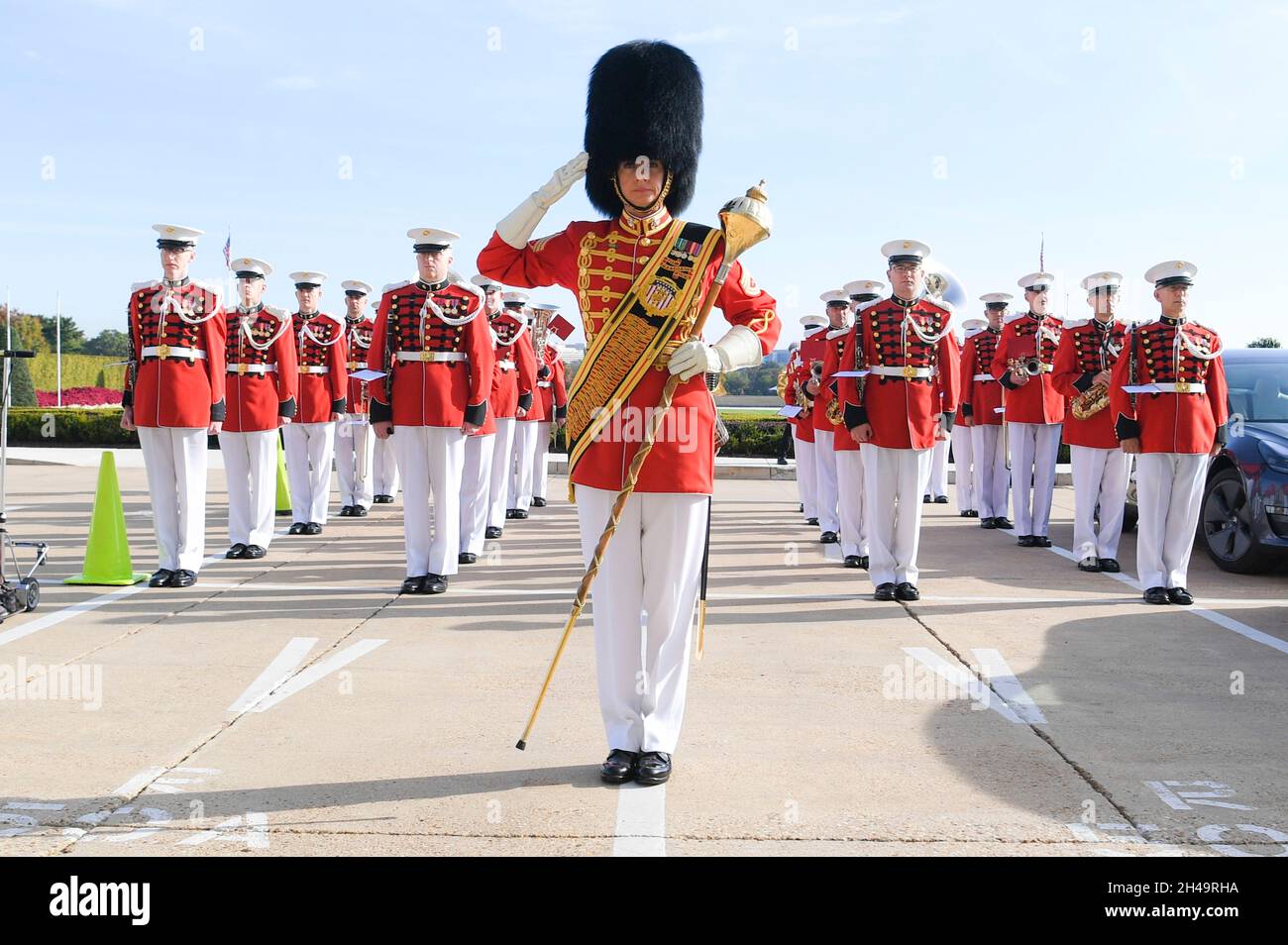 Arlington, Vereinigte Staaten von Amerika. 28. Oktober 2021. Die U.S. Marine Band, „Presidents Own“, grüßt während der Zeremonie zur Ankunft des slowakischen Verteidigungsministers Jaroslav nad’, die vom Verteidigungsminister Lloyd J. Austin III am 28. Oktober 2021 in Arlington, Virginia, veranstaltet wurde. Kredit: Joseph Lawson/DOD/Alamy Live Nachrichten Stockfoto