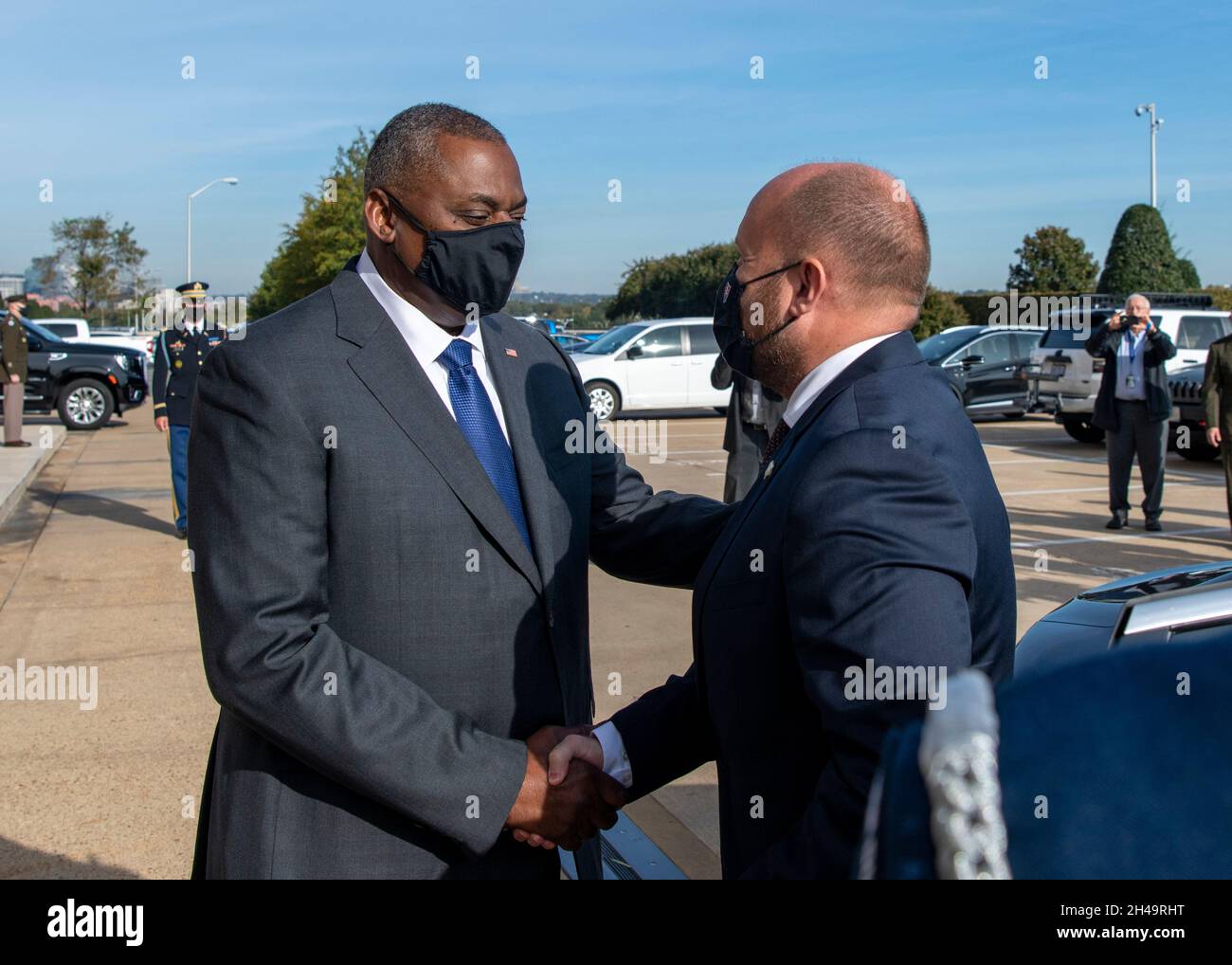 Arlington, Vereinigte Staaten von Amerika. 28. Oktober 2021. US-Verteidigungsminister Lloyd J. Austin III, links, begrüßt den slowakischen Verteidigungsminister Jaroslav nad’ anlässlich einer Zeremonie zur Ankunft der Streitkräfte in Arlington, Virginia, im Pentagon am 28. Oktober 2021. Quelle: Lisa Ferdinando/DOD/Alamy Live News Stockfoto