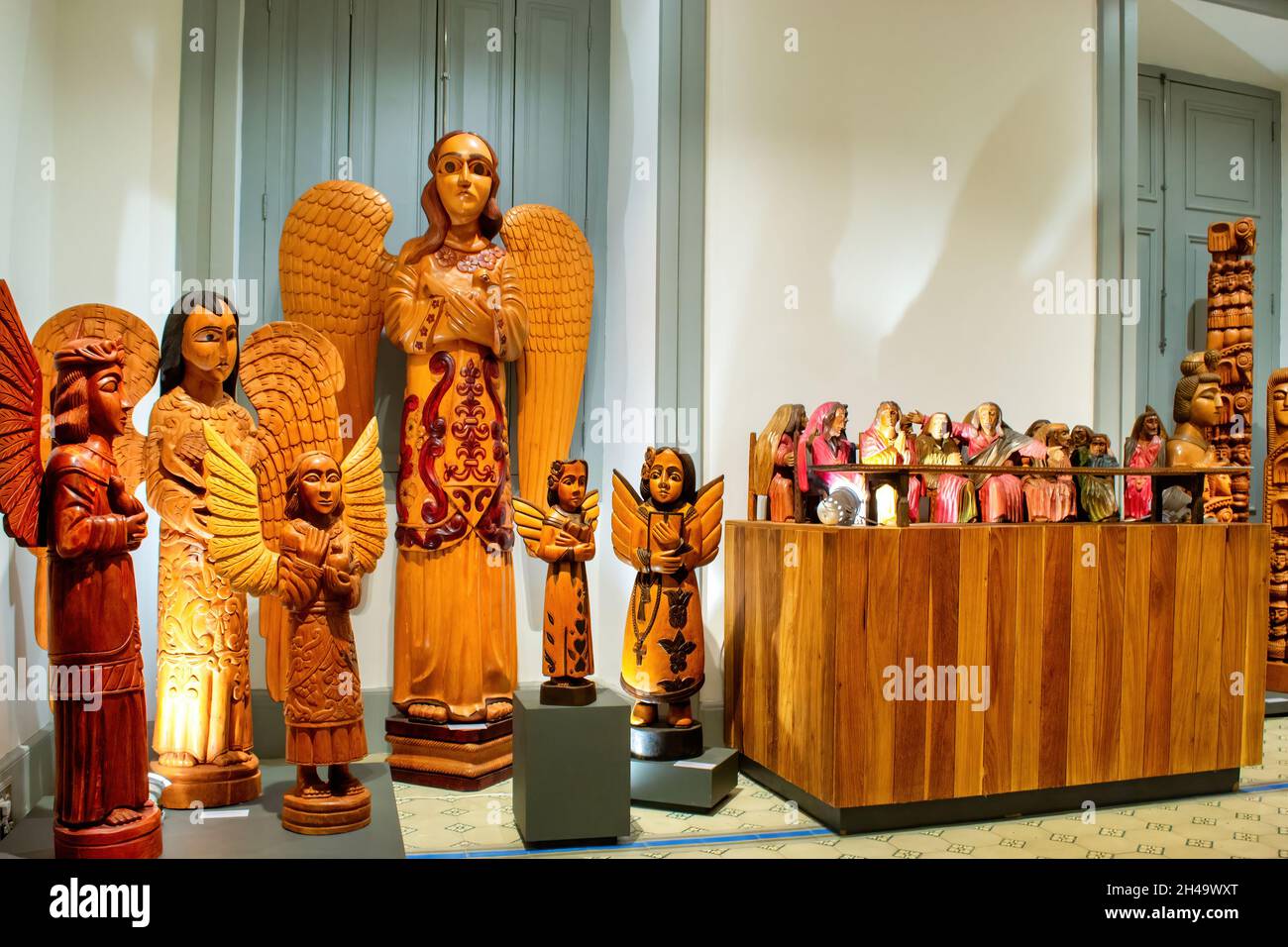 Handgefertigte Objekte aus Holz in der KRABBE ausgestellt - SEBRAE Zentrum der Referenz für brasilianisches Handwerk in Rio de Janeiro, Brasilien. 31. Oktober 2021 Stockfoto