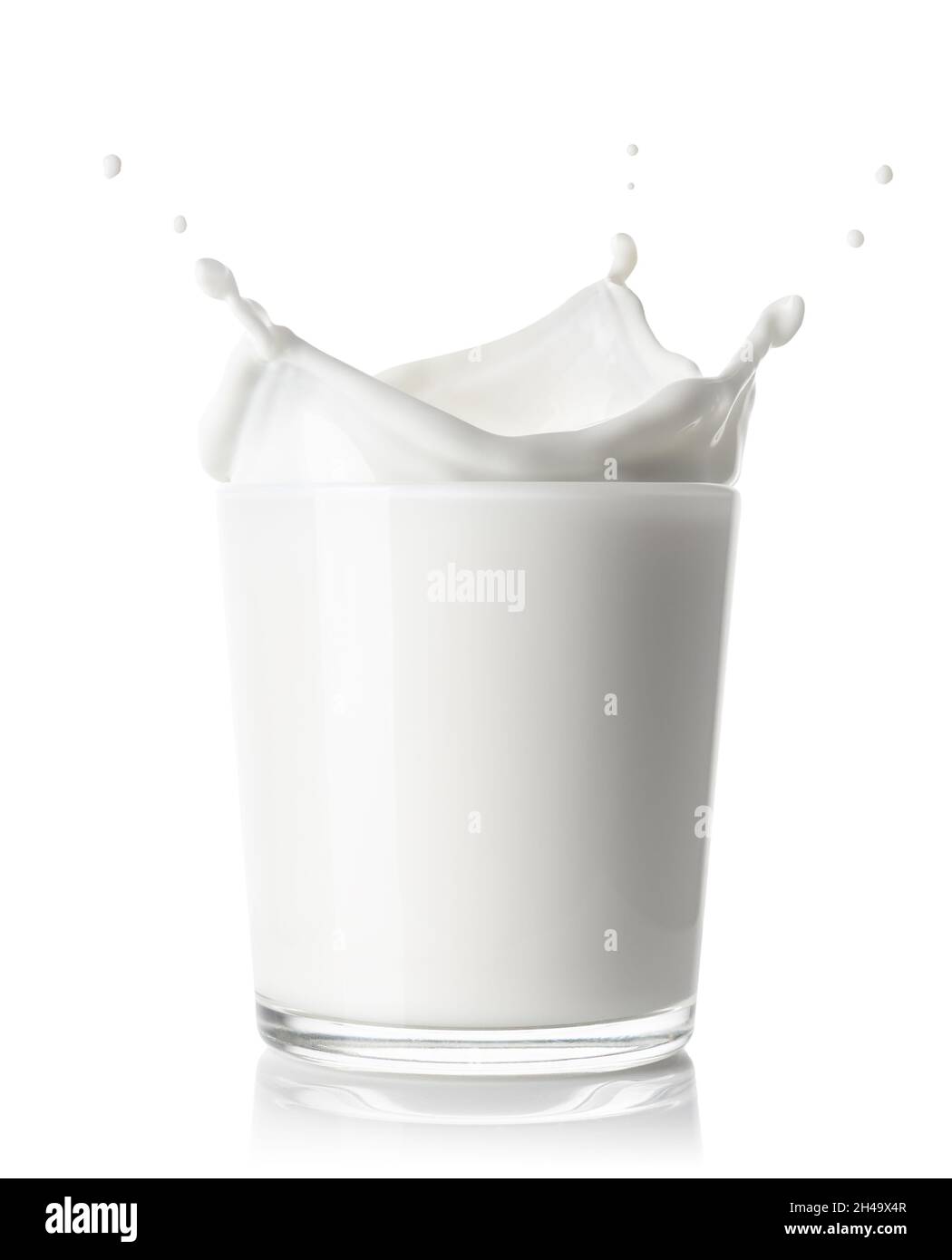 Glas Milch mit isolierter Spritzkrone Stockfoto