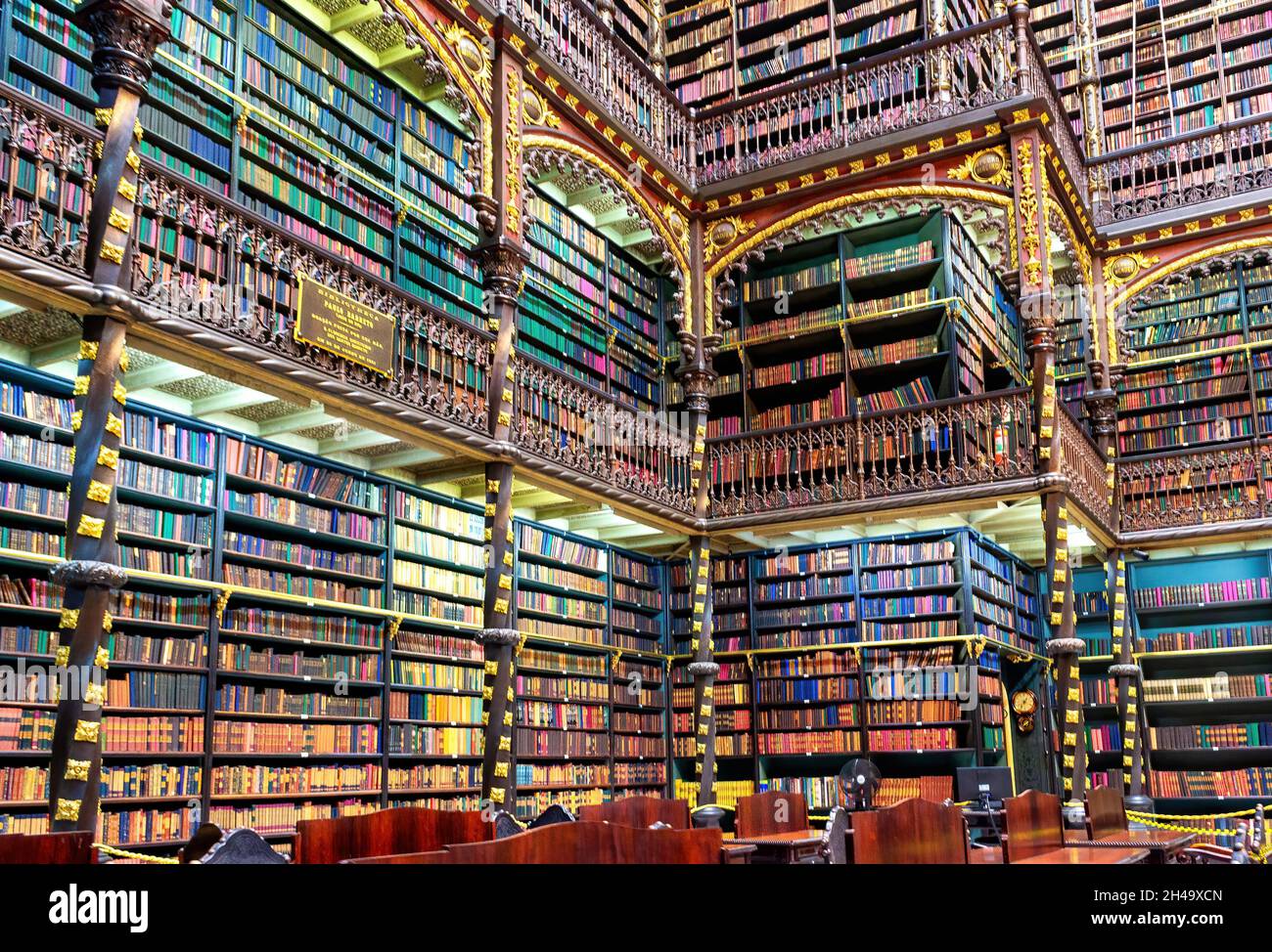 Schöne alte hölzerne Bücherregale im Inneren der Real Gabinete de Leitura. Das alte Gebäude ist eine öffentliche Bibliothek und eine Touristenattraktion in Rio de Janei Stockfoto