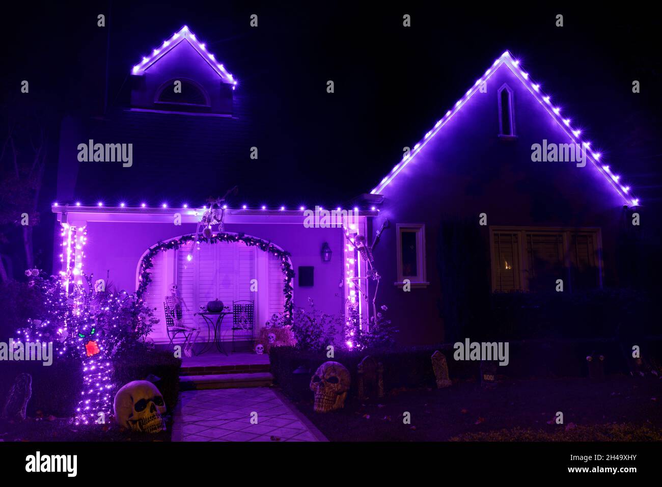 Halloween-Nachtlichter Dekoration Haus in Kalifornien Stockfoto
