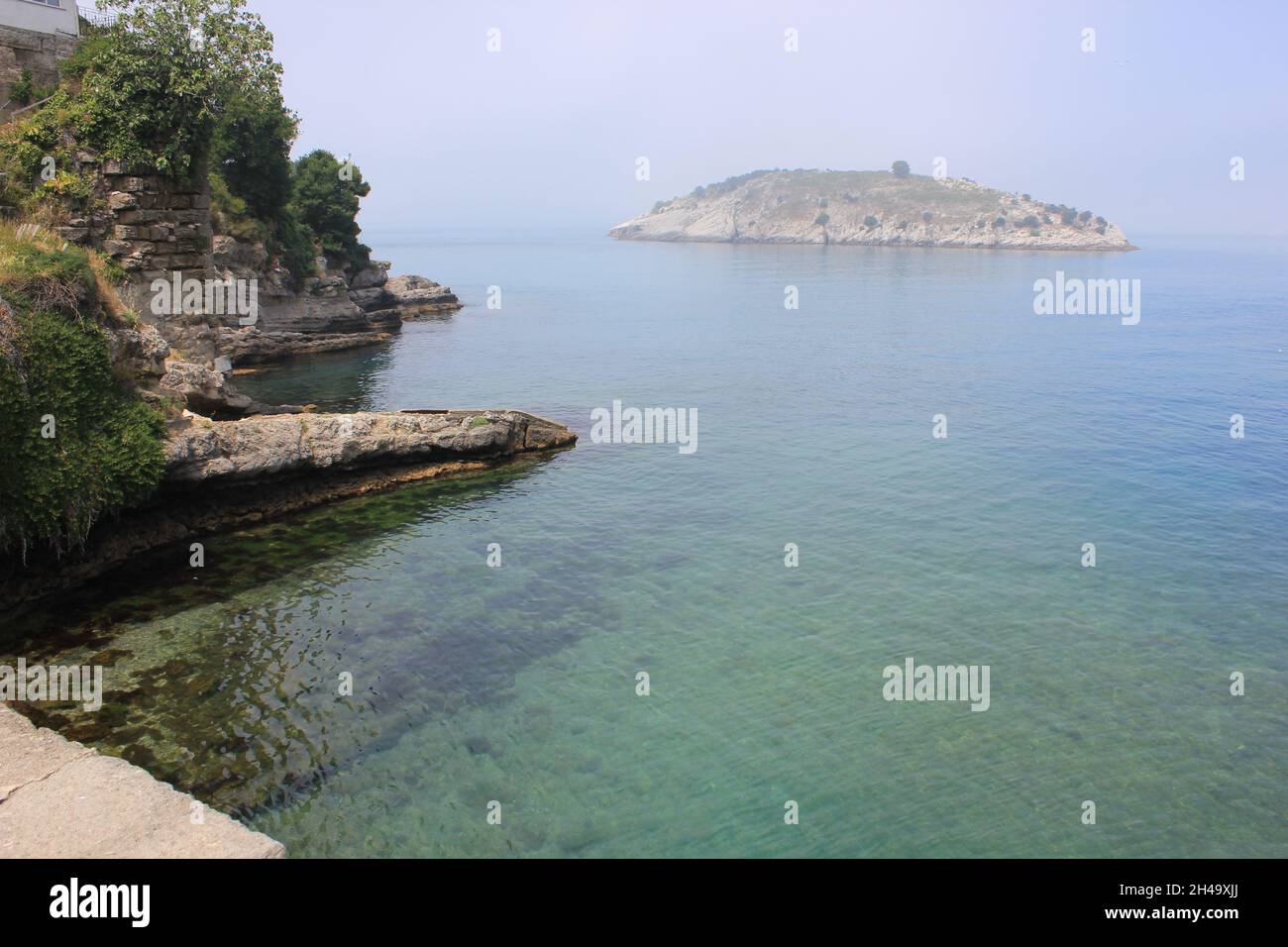 Wasser Meer Landschaft - Natur Schönheit in der Natur Ruhe Felsen ruhige Szene Land Felsen - Objekt Natur Tag solide Klippe Himmel idyllisch keine Menschen nicht-städtischen Stockfoto