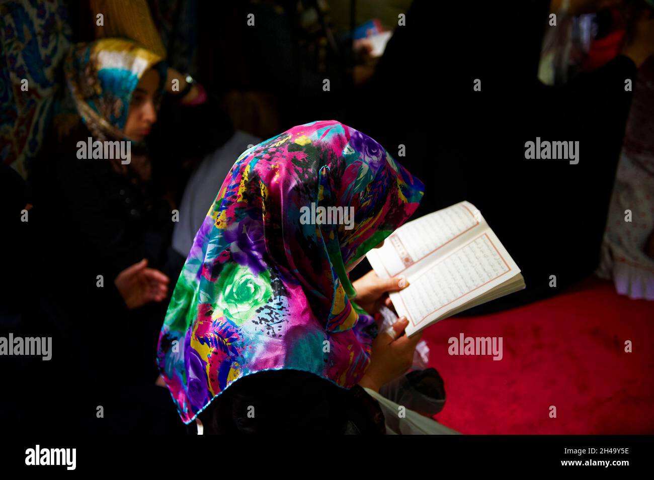 Türkei, Istanbul, Eyup-Viertel, Frau, die Koran im Mausoleum von Eyup liest Stockfoto