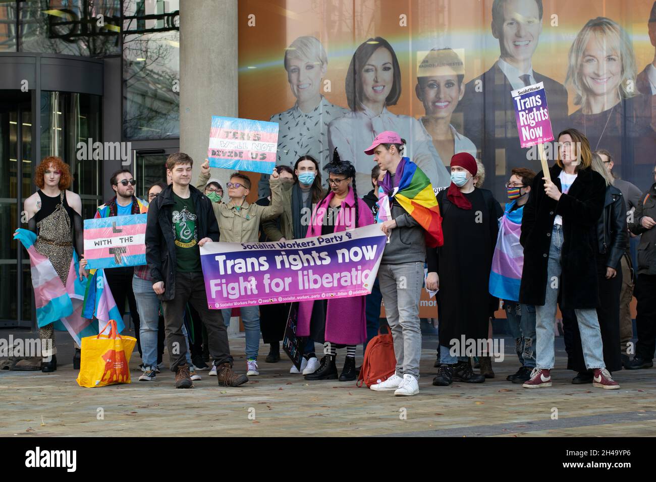 Trans-Rights-Protest vor dem BBC-Studio Salford Quays Media City. Text L mit T und Trans Rights Now signieren Stockfoto