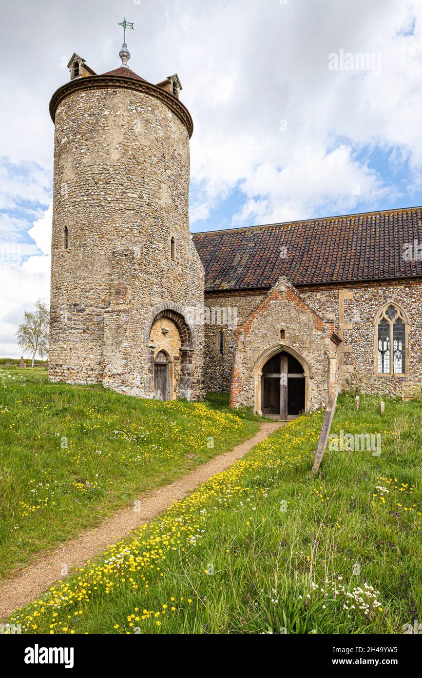 Frühling in der St. Andrews Kirche aus der normannischen Zeit im Dorf Little Snoring, Norfolk, Großbritannien Stockfoto