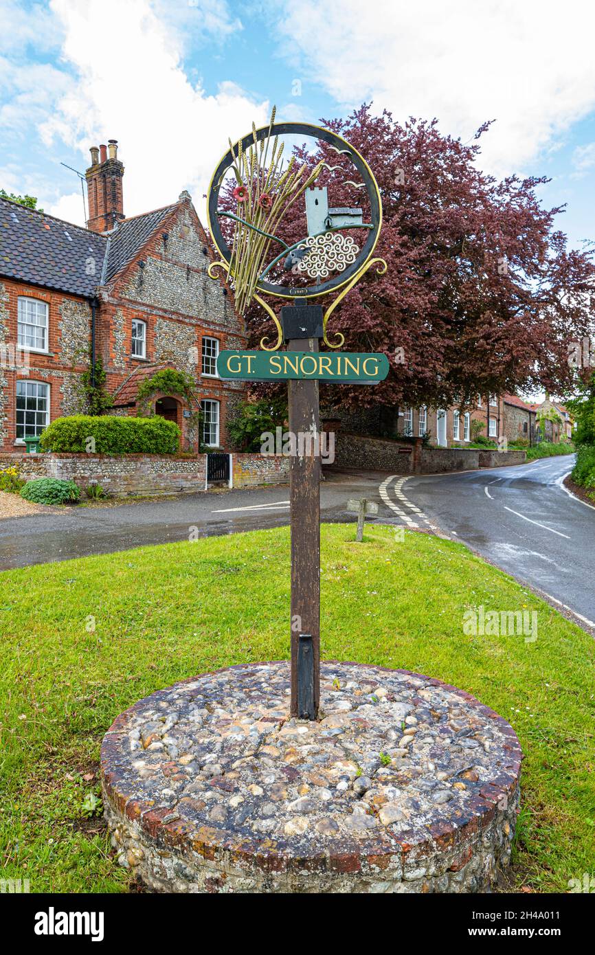 Das Schild auf dem Grün in dem gut benannten Dorf Great Snoring, Norfolk UK Stockfoto