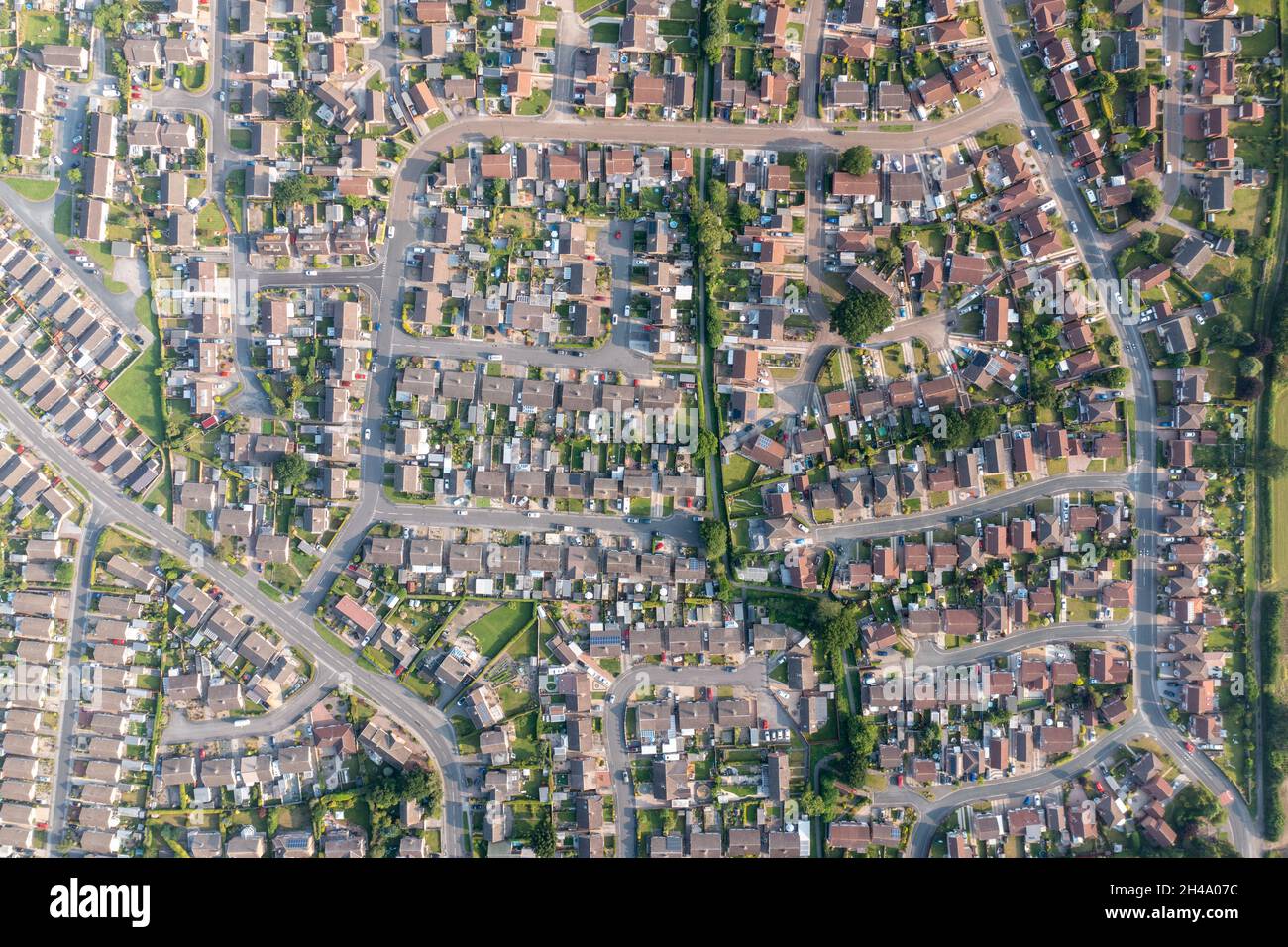 Geradlinige Drohnenaufnahme der Stadt Huntington in York im Vereinigten Königreich, die Wohnsiedlungen in Großbritannien und Reihen von Doppelhaushälften zeigt Stockfoto