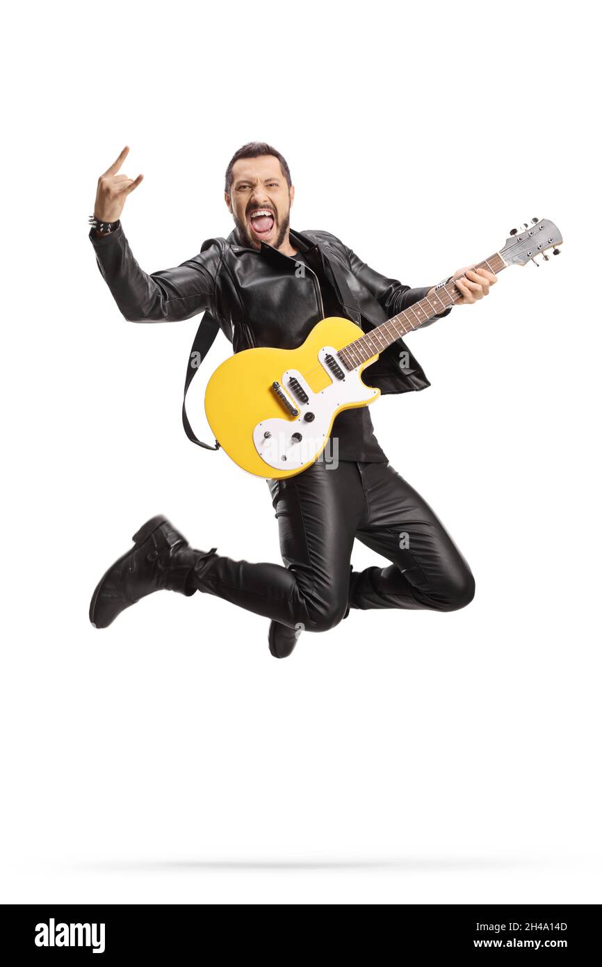 Männlicher Rockmusiker mit einer E-Gitarre, die isoliert auf weißem Hintergrund springt Stockfoto