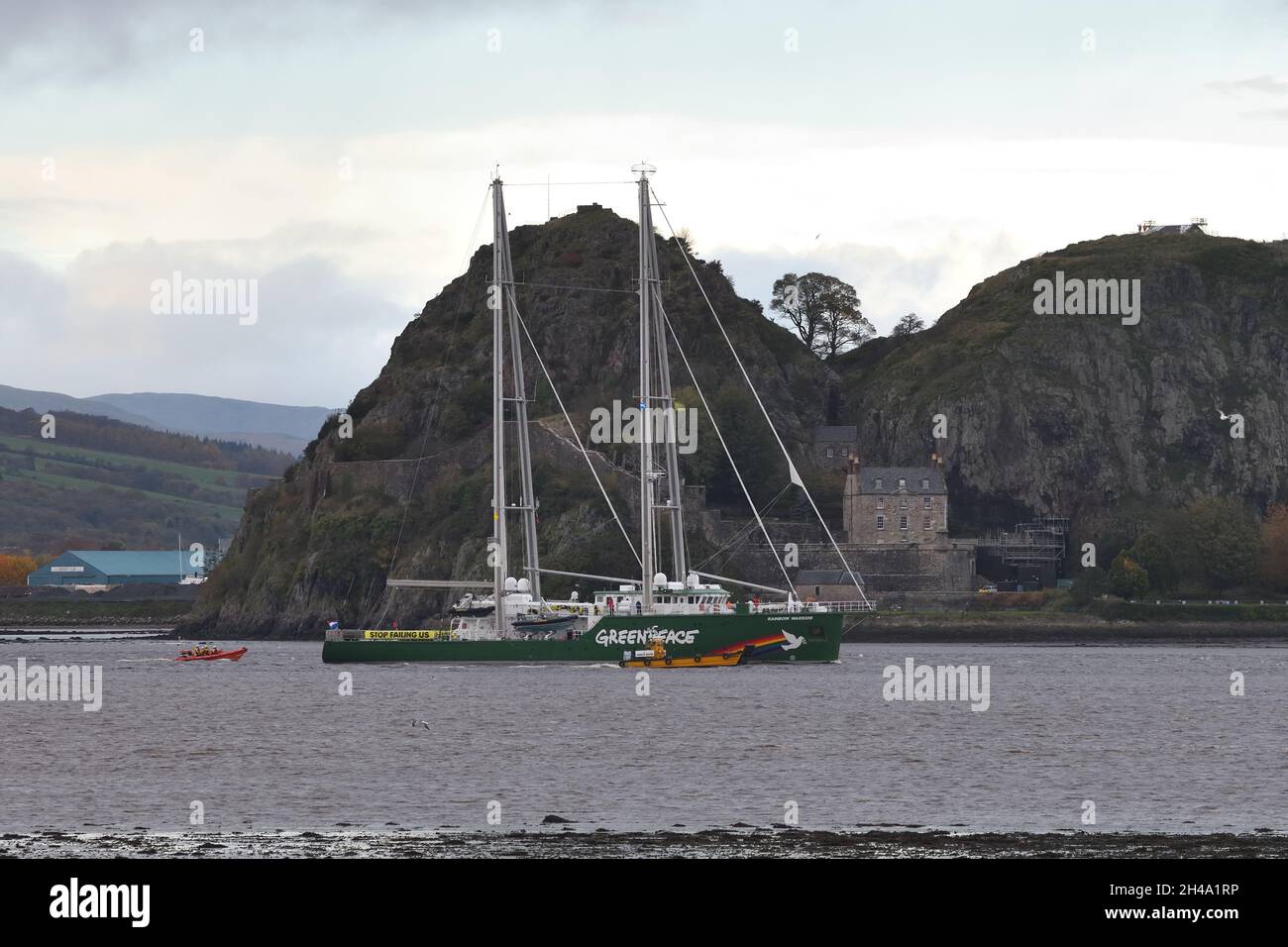 1. November 2021, Glasgow, Schottland, Großbritannien, Europa. Der Greenpeace Rainbow Warrior passiert Dumbarton Rock and Castle auf dem Fluss Clyde, während er den Fluss hinauf in das Stadtzentrum von Glasgow führt, wo die COPS26-Gespräche zum Klimawandel stattfinden. Kredit. Douglas Carr/Alamy Live News Stockfoto