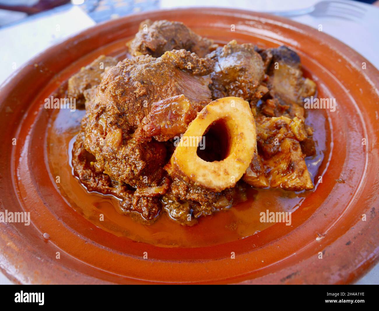 Nahaufnahme von Tangia, Tanjia, einem lokalen Gericht aus Marrakesch und dem Traum von Fleischliebhabern. Gebratenes Lamm, das in Tontöpfen im Hammam Ofen gekocht wird. Hochwertige Fotos Stockfoto