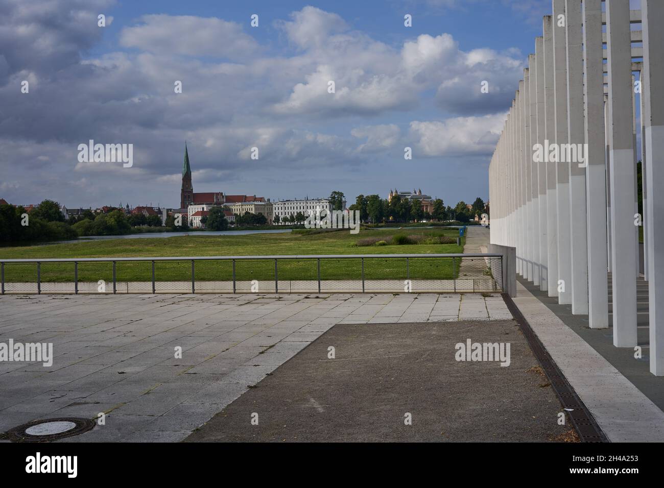 Schwerin, Deutschland - 20. Juli 2021 - das Kloster im Bauhaus-Stil Stockfoto