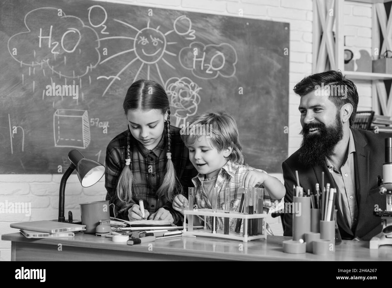 Erfahrung und Wissen. Von Mentoren gesteuertes Nachschulprogramm. Praktische Kenntnisse. Grundkenntnisse. Lernen Sie hart. Intelligente Familie. Kinderbetreuung und Stockfoto