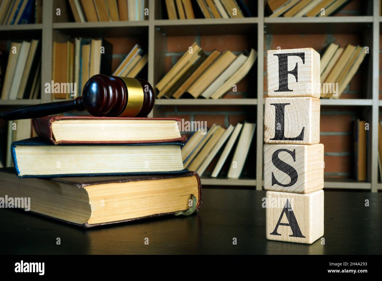 Bücher, Gavel und Würfel mit FLSA oder Fair Labor Standards Act. Stockfoto
