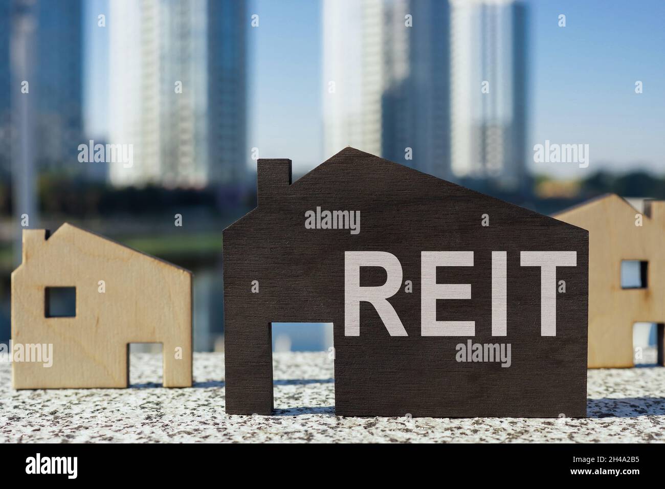 House-Modelle und eine mit REIT Immobilien Investment Trust. Stockfoto