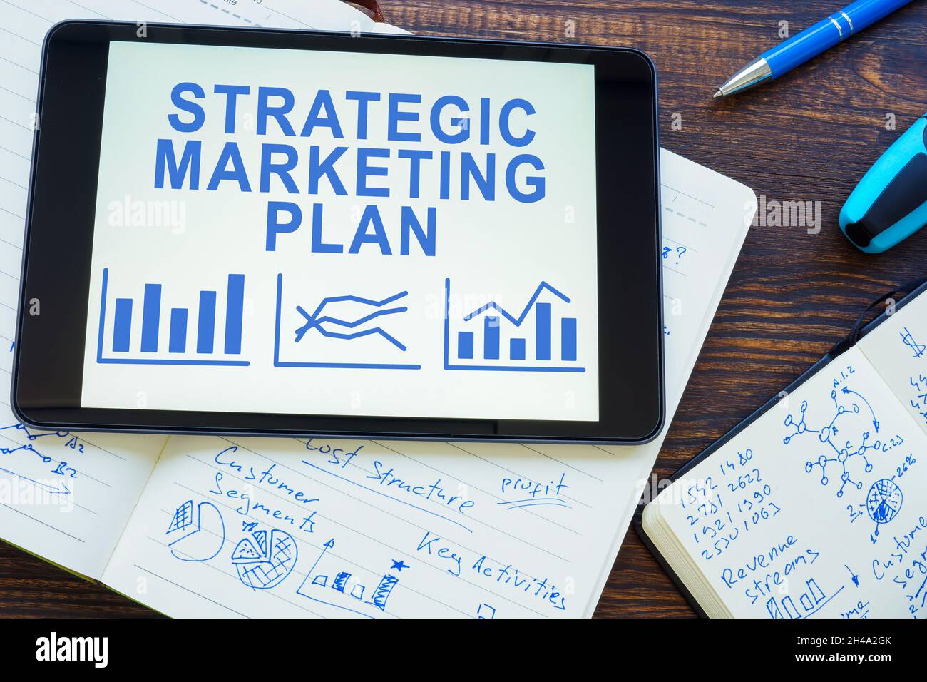 Strategischer Marketingplan im Tablet und in den Papieren. Stockfoto