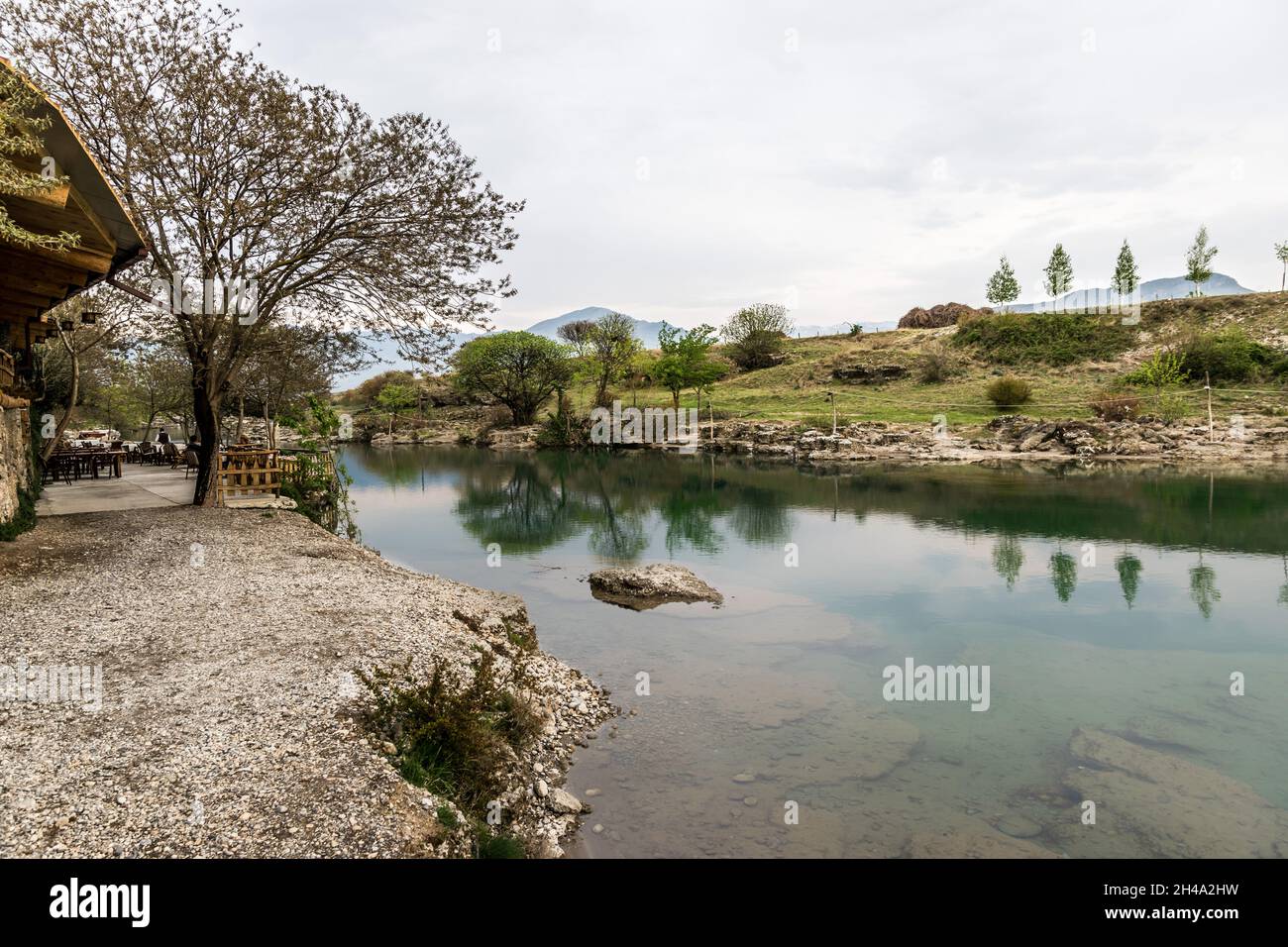 Der Fluss Podgorica, der die Natur widerspiegelt, und ein Restaurant am Niagara Wasserfall in der Nähe von Podgorica, Montenegro Stockfoto