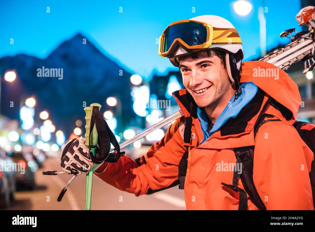 Profi-Skifahrer zur Blauen Stunde nach dem Trainingstag im skigebiet der französischen alpen - Wintersport-Konzept mit entspanntem Kerl auf dem Gipfel des Berges Stockfoto