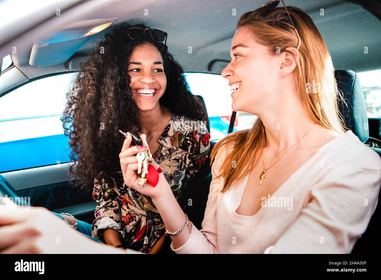 Glückliche weibliche beste Freundinnen, die Spaß an der Autoreise haben - Transportkonzept und urbanes gewöhnliches Leben mit jungen Frauen Freundinnen bei glücklichen Reisen Stockfoto