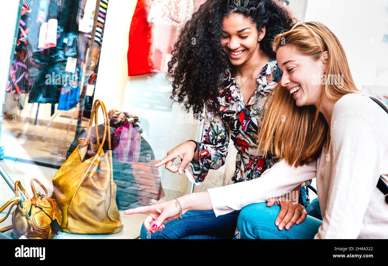 Junge glückliche Frauen beobachten Ausstellung im Fashion Week moda Shop - die besten weiblichen Freunde teilen Freizeit mit Spaß beim Einkaufen im Stadtzentrum Stockfoto