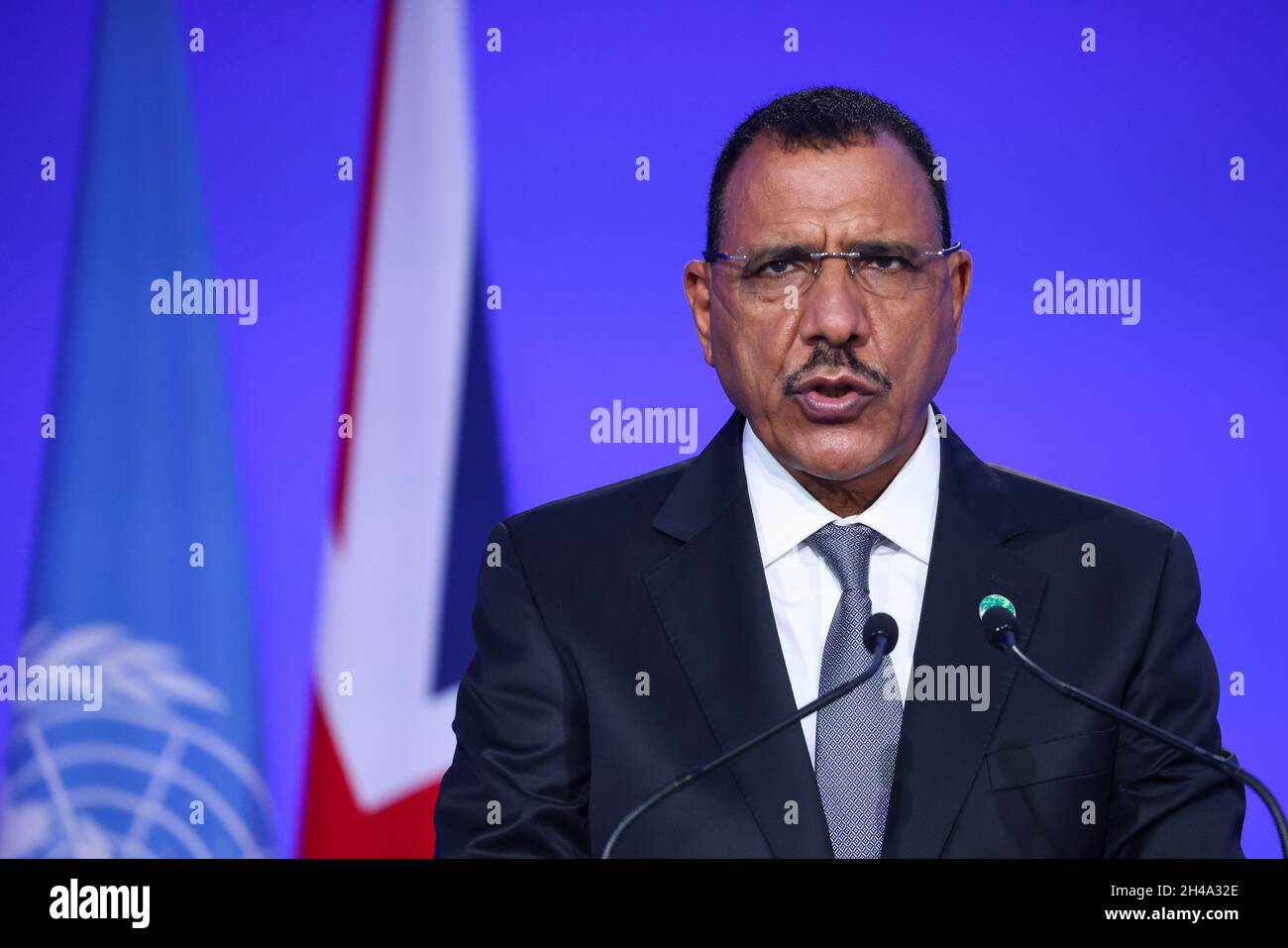 Nigers Präsident Mohamed Bazoum spricht bei der Eröffnungszeremonie des Cop26-Gipfels auf dem Scottish Event Campus (SEC) in Glasgow. Bilddatum: Montag, 1. November 2021. Stockfoto