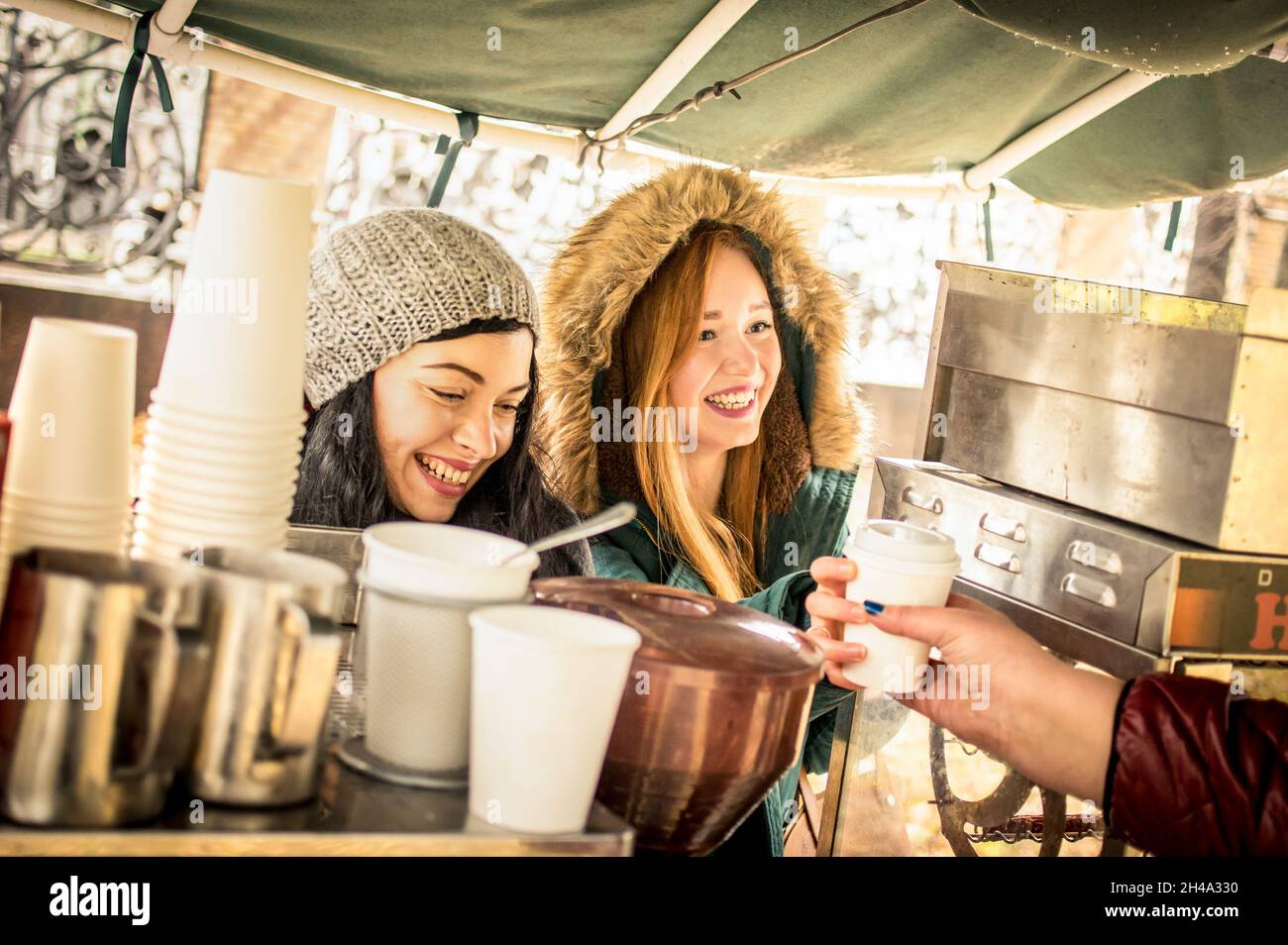 Glückliche Freundinnen beste Freunde teilen Zeit zusammen im Freien bei Kaffee zum Mitnehmen Verkäufer in der Wintersaison - Frauen Freundschaft Konzept Stockfoto