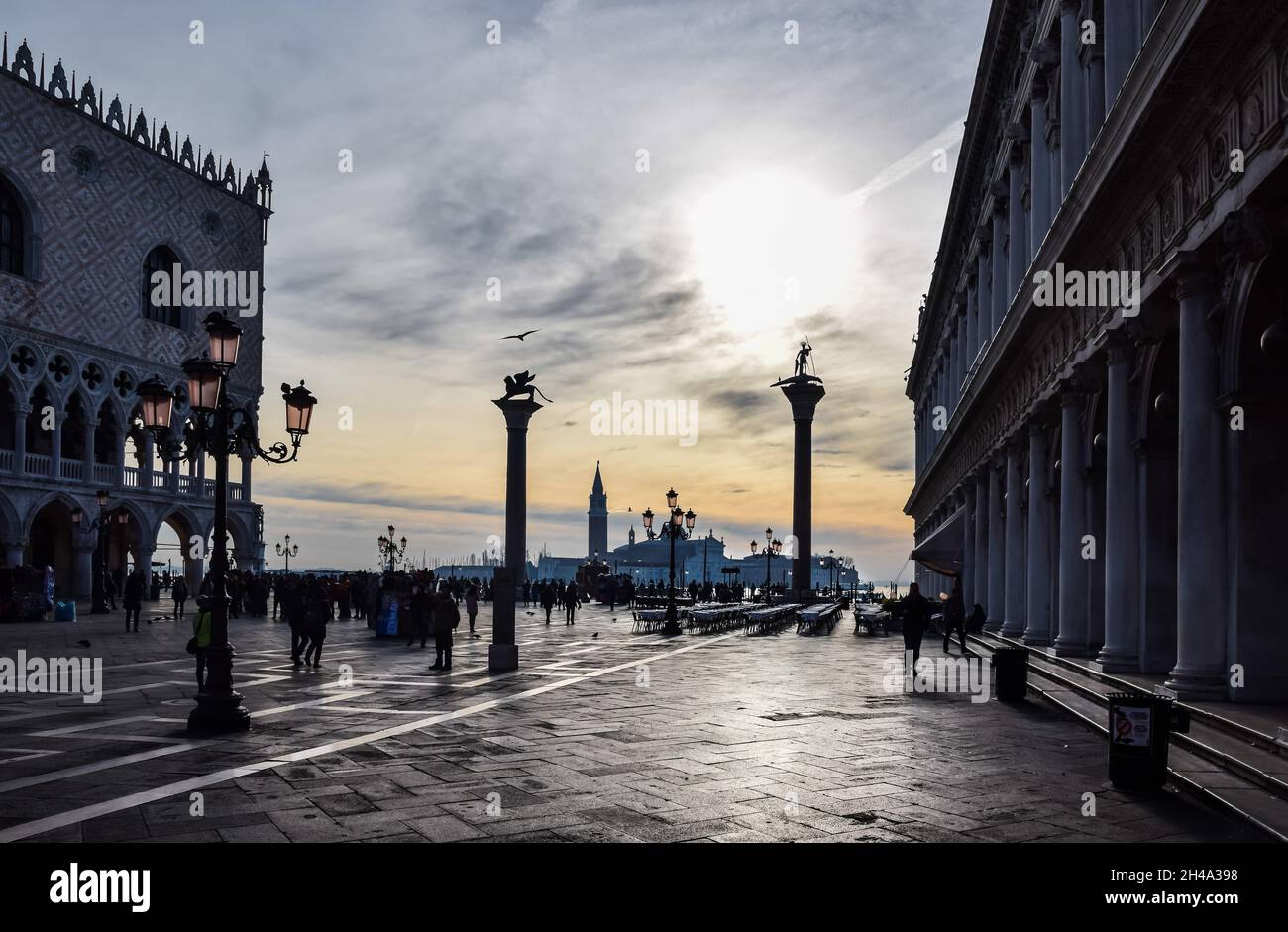 Dezember 2016, Venedig, Italien, Markusplatz klassische Ansicht während eines Winteruntergangs Stockfoto